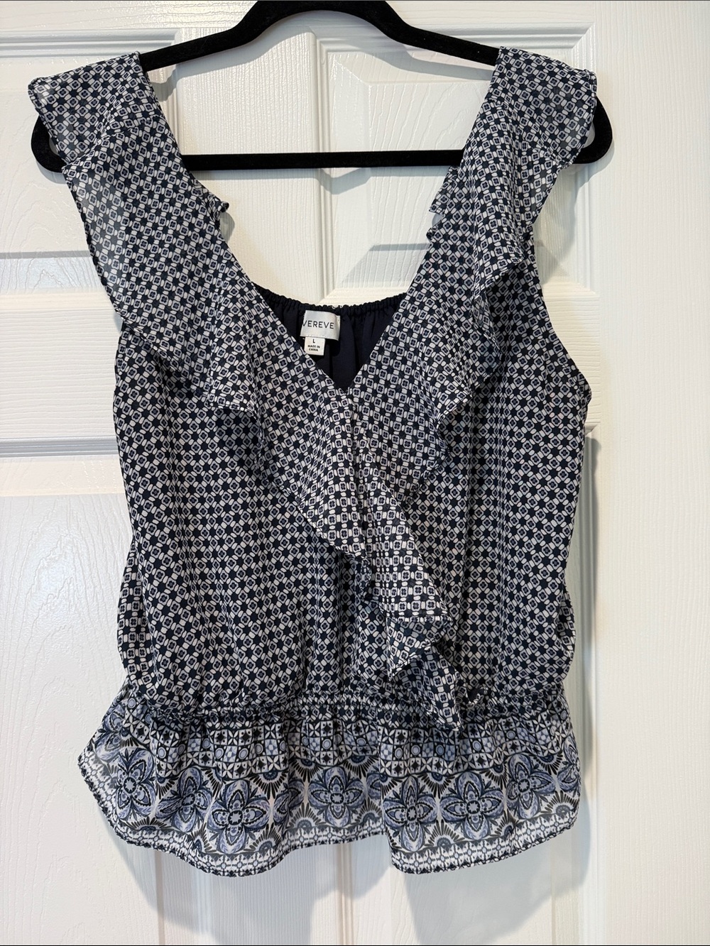 Evereve Navy & White Printed Ruffle V-Neck Sleeveless Blouse